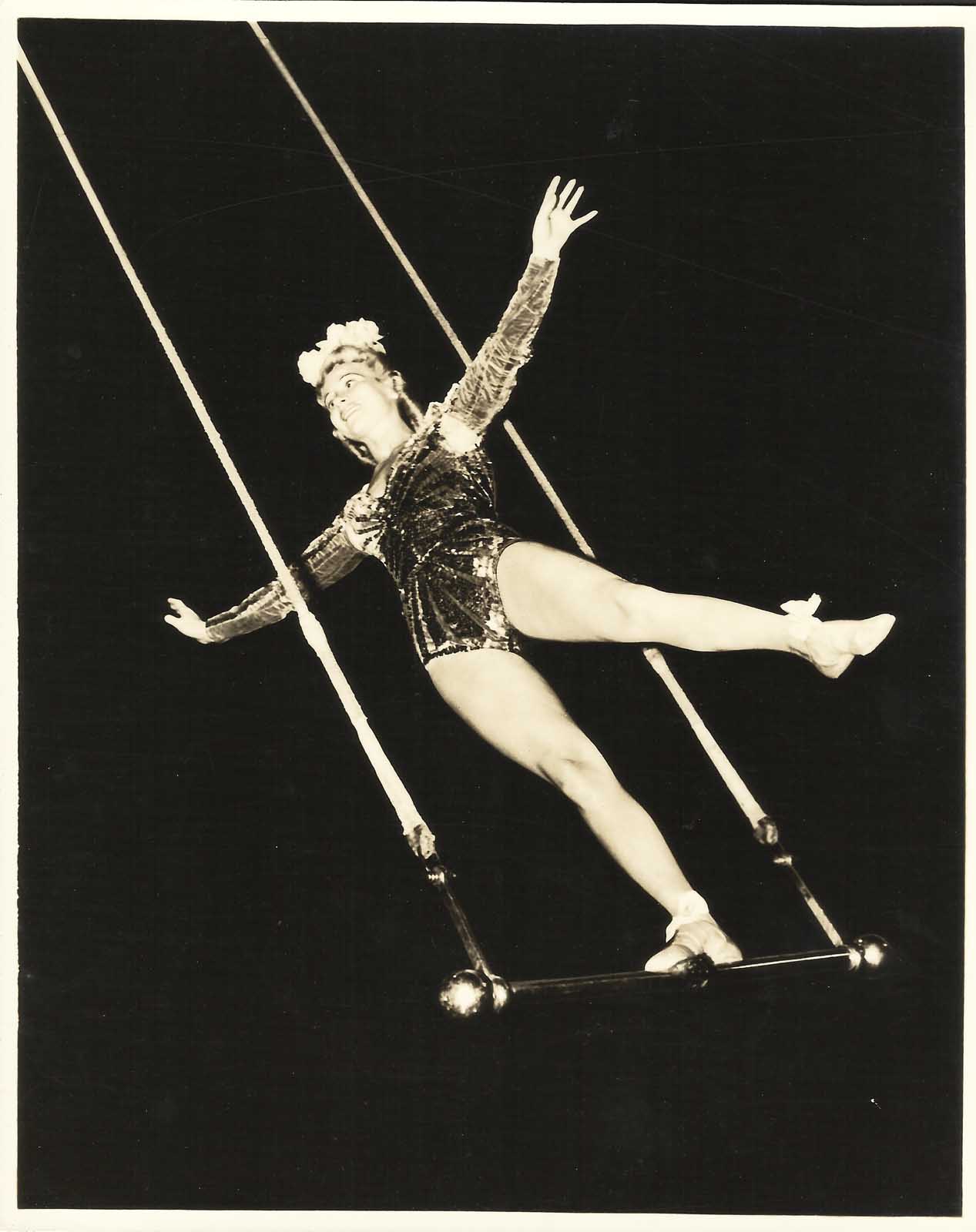 Acrobat Woman In The Ringling Bros And B Bailey Circus Orig D Weight Photo 1940 Ebay