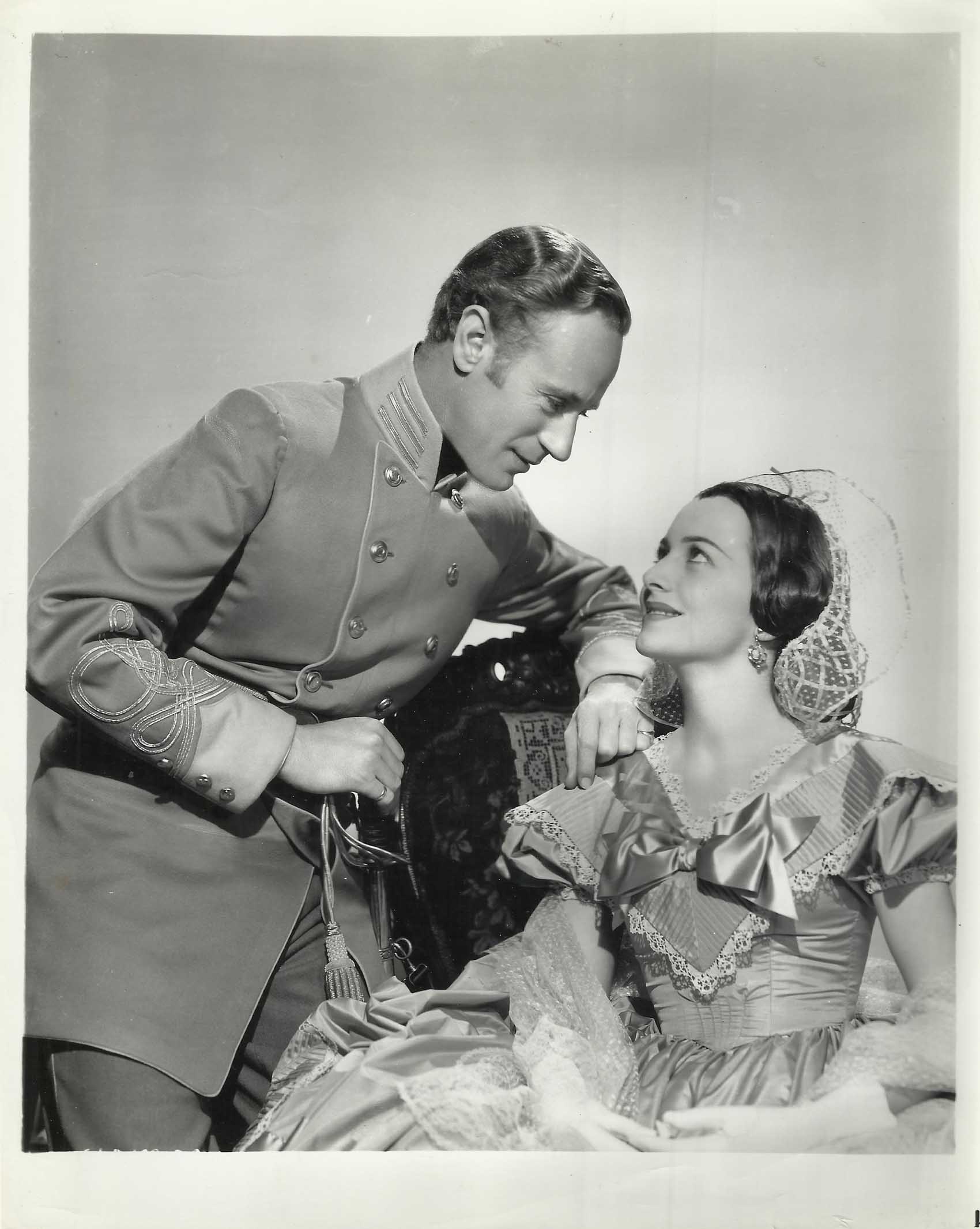 OLIVIA DE HAVILLAND & LESLIE HOWARD in 