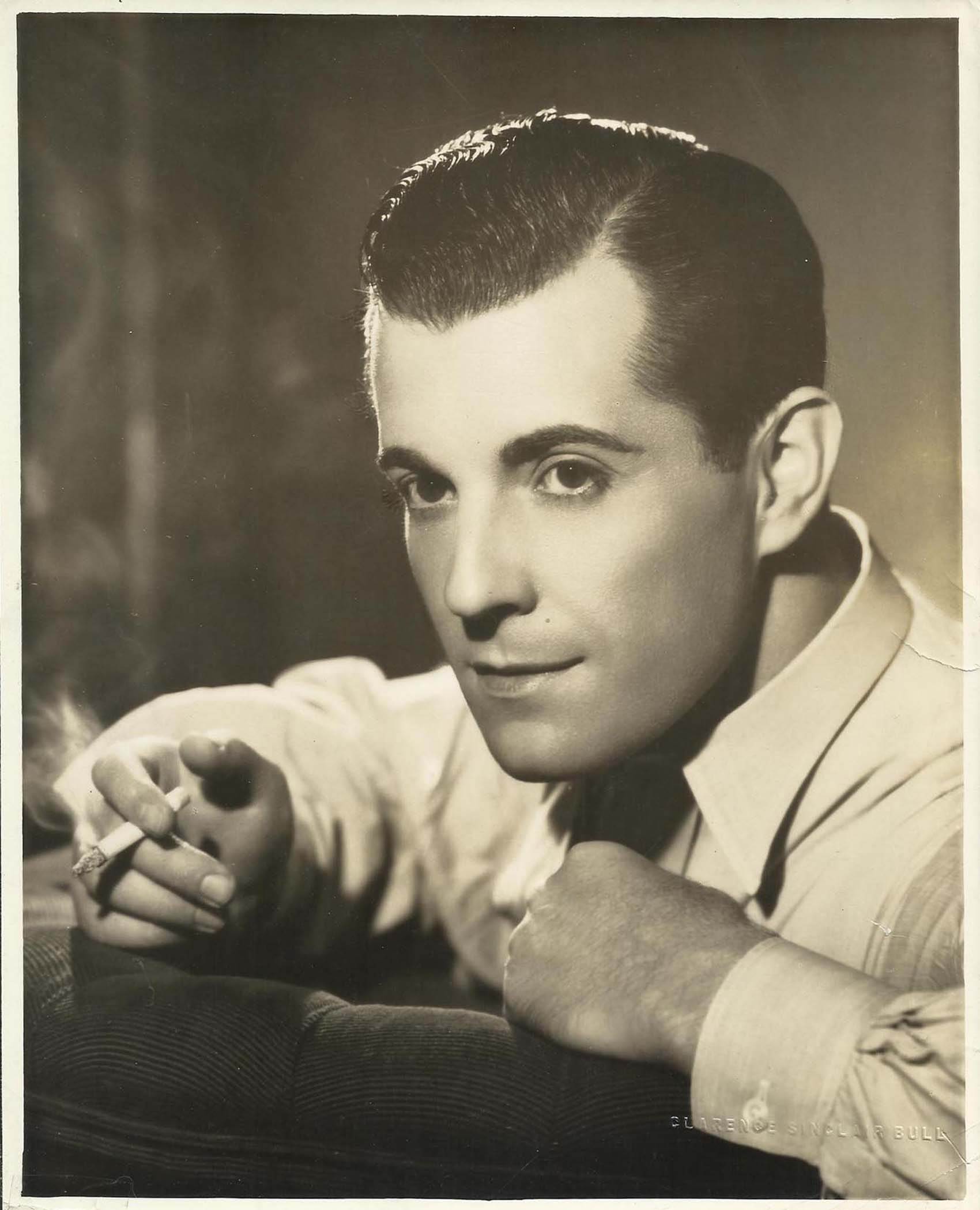 Рама нн. Рамон Новарро. Кларенс Булл. Ramon Novarro smoking. Эдди Новарро фотограф фото дали.