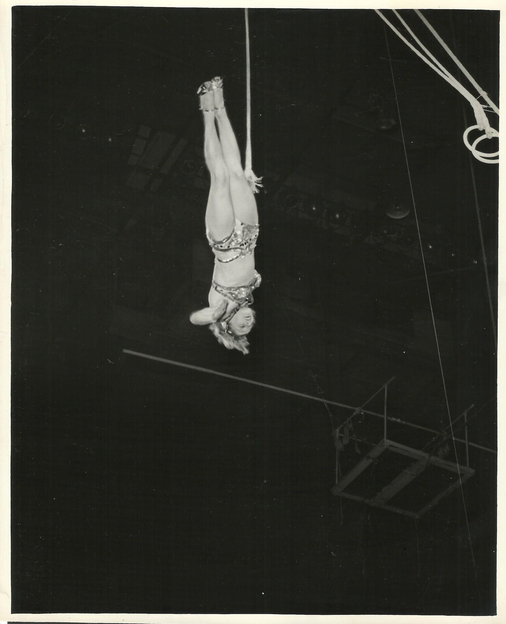 LALAGE, Trapezist in 